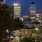 Spacious 2Bed 2Bath, 1 Min Walk To Dlr, 4 Mins To Canary Wharf