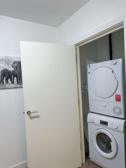Spacious 2bed 2bath, 1 Min Walk To Dlr, 4 Mins To Canary Wharf *