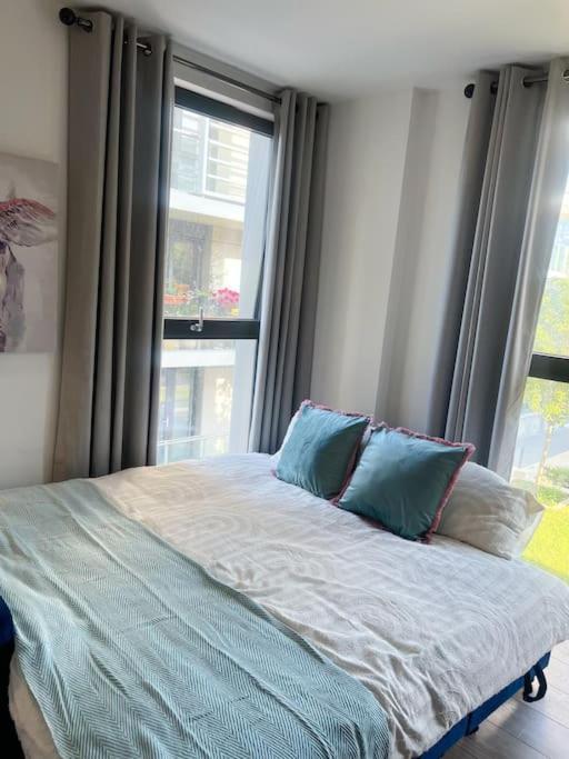 Spacious 2bed 2bath, 1 Min Walk To Dlr, 4 Mins To Canary Wharf Apartment *