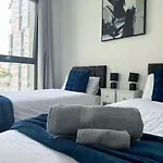 Spacious 2Bed 2Bath, 1 Min Walk To Dlr, 4 Mins To Canary Wharf