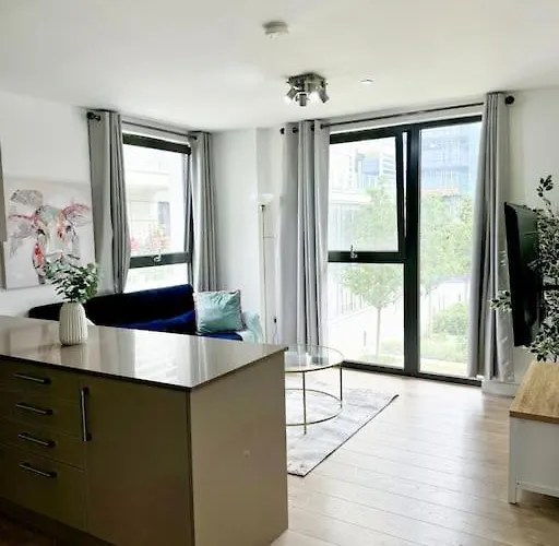 Spacious 2Bed 2Bath, 1 Min Walk To Dlr, 4 Mins To Canary Wharf