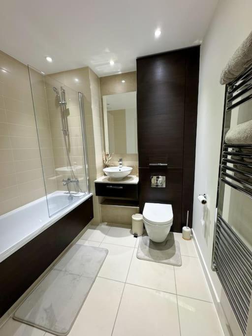 Spacious 2bed 2bath, 1 Min Walk To Dlr, 4 Mins To Canary Wharf Apartment *