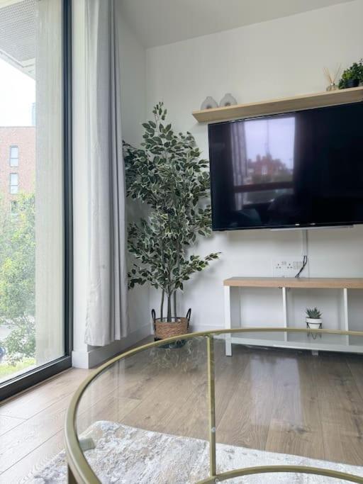 Apartment Spacious 2bed 2bath, 1 Min Walk To Dlr, 4 Mins To Canary Wharf *