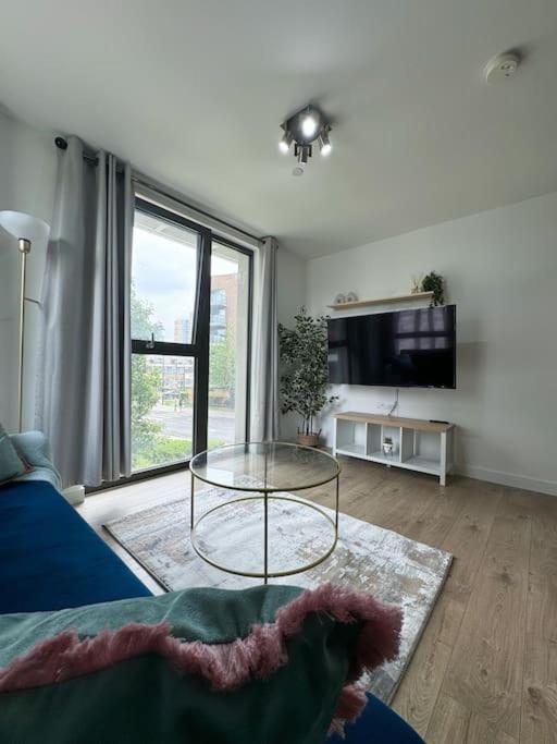 Spacious 2bed 2bath, 1 Min Walk To Dlr, 4 Mins To Canary Wharf Apartment London